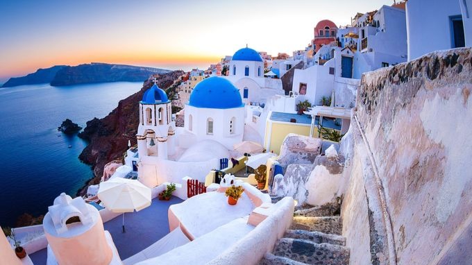 Santorini (Greek: ΣαντορÎ¯νη, pronounced [sandoËˆrini]), classically Thera (English pronunciation /Ëˆ&thet...